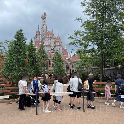 美女と野獣“魔法のものがたり”の待ち列（2022年7月11時20分ごろ）