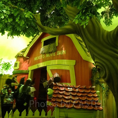 ミートミッキーの待ち列。細部まで凝っていて楽しい～！