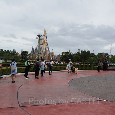 銅像前で写真撮影をしてもらうための列