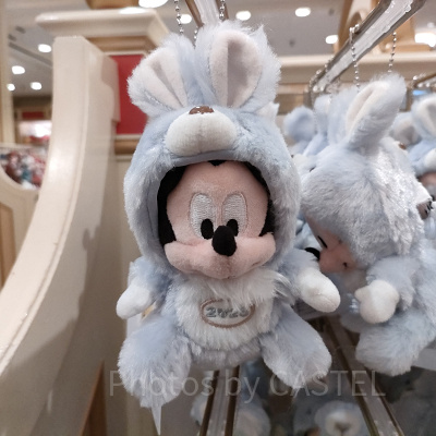 ディズニーお正月グッズ：うさぎミッキーぬいぐるみバッジ