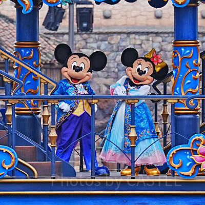 ファンタジースプリングスの新コスチュームを着たミッキーとミニー