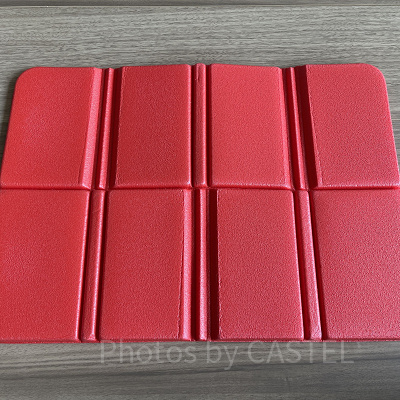 赤のポータブルクッションを広げた状態