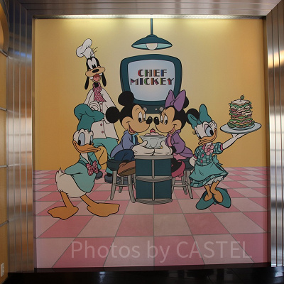 店頭に飾られたレトロなイラスト☆