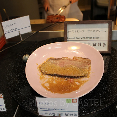 シェフがサーブしてくれるローストビーフ。お好きなソースでいただけます