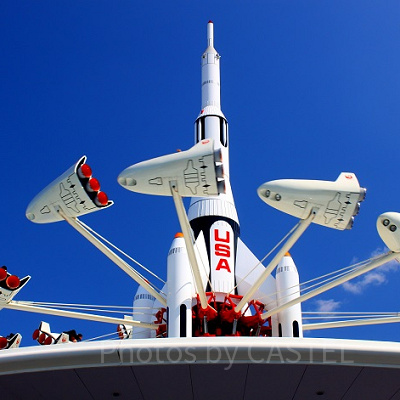 ロケット型の旋回アトラクション スター・ジェット