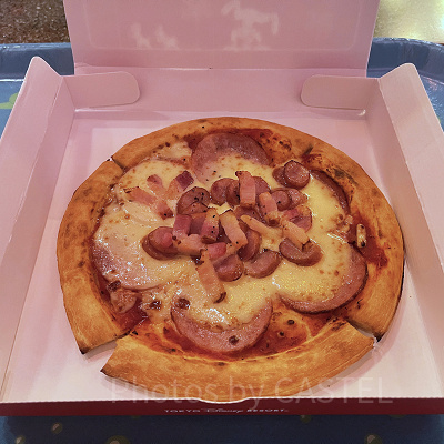 ソーセージとベーコンのピザ