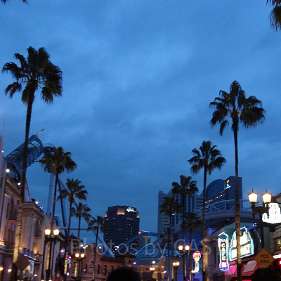 夕暮れの中にぎわうUSJの風景