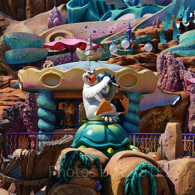 望遠鏡をのぞくスカットル