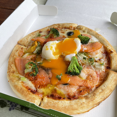 シーフードピッツァ(エッグ＆サーモントラウト)