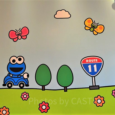 セサミのキャラクターがドライブ（ワンダーランドの壁画）