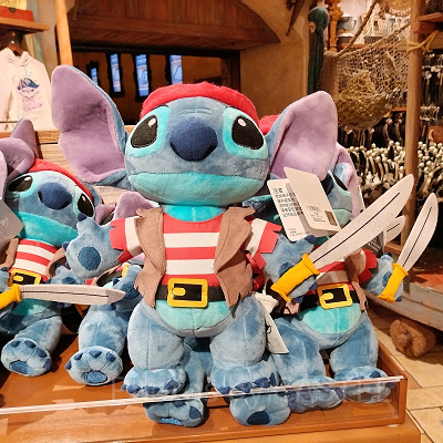 上海ディズニーカリブの海賊グッズ：見習い海賊スティッチのぬいぐるみ