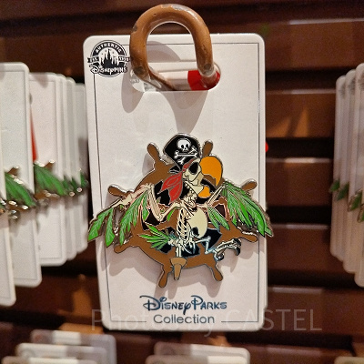 上海ディズニーカリブの海賊グッズ：呪われた海賊オウムのピンバッジ