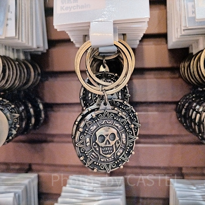 上海ディズニーカリブの海賊グッズ：どくろのリング付キーチェーン