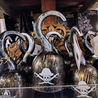 上海ディズニーカリブの海賊グッズ：海賊のかぎづめおもちゃ