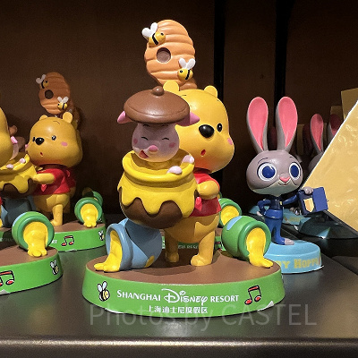 上海ディズニーくまのプーさんグッズ：プーさんとピグレットのフィギュアスタンド
