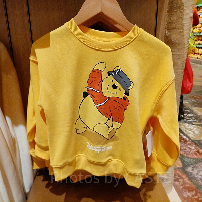 上海ディズニーくまのプーさんグッズ：ストリート風プーさんデザインの黄色シャツ（子供）