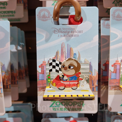 上海ディズニーズートピアグッズ：フラッシュのピンバッジ