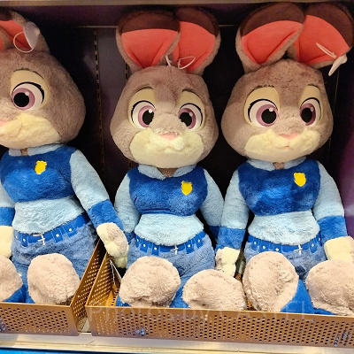 上海ディズニーズートピアグッズ：ジュディの警官ぬいぐるみ(L)