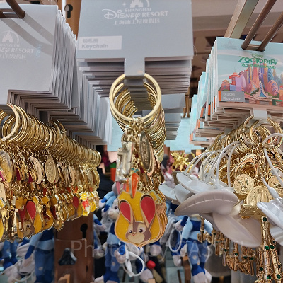 上海ディズニーズートピアグッズ：ジュディの警官バッジシルエットキーチェーン