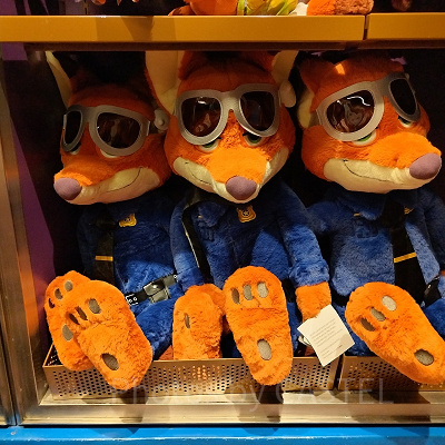上海ディズニーズートピアグッズ：ニックの警官ぬいぐるみ(L