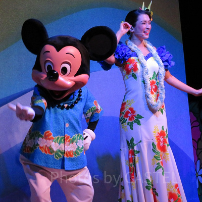 ショー「ミッキーのレインボー・ルアウ」