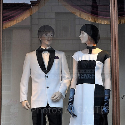 ハリウッド・ドリーム・ザ・ライドのショーウインドー（マネキンが着ているのはハリドリ担当のUSJクルーのユニフォーム）