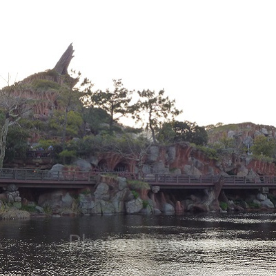 横から見たスプラッシュマウンテンとクリッターカントリー