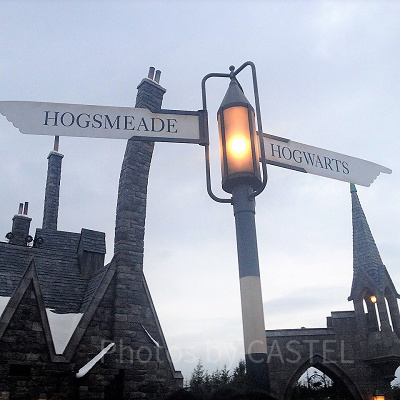 ホグズミード村とホグワーツ城の場所を示す看板