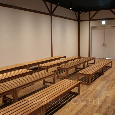 イスに座ってガイドさんの話を聞きます