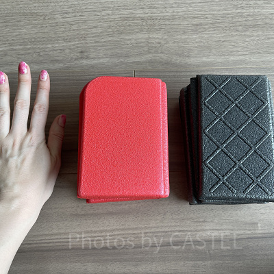 赤と黒のポータブルクッションの大きさ比較