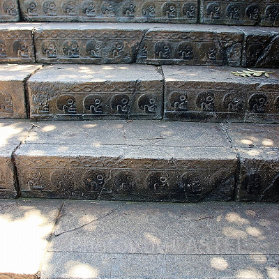 足元には一段一段、ドクロの飾りが