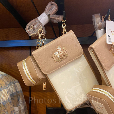 スヌーピーのイヤフォンポーチ付きスマートフォンショルダー