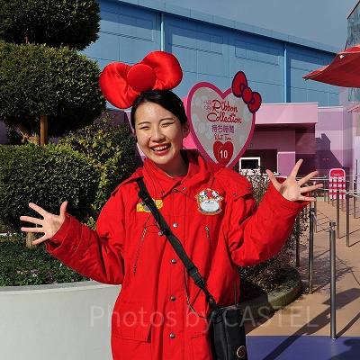 笑顔のUSJクルー/キティのリボンスタイル