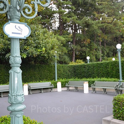 駐車場前の喫煙所