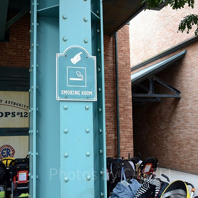 ブロードウェイ・ミュージックシアター横の喫煙所