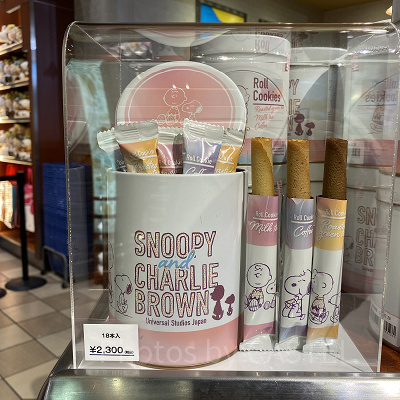 スヌーピーの缶入りロールクッキー