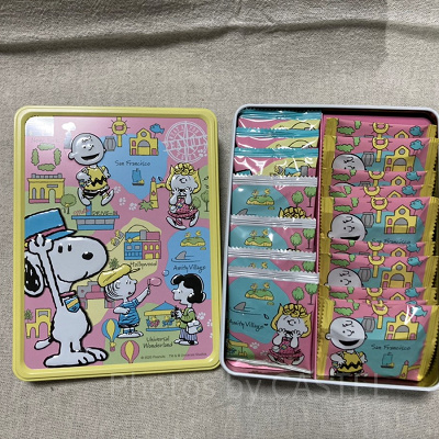 スヌーピーのアソートクッキーの缶と中身