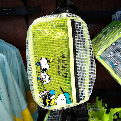 スヌーピーの夏グッズ「JOE SKATEBOARD」ビニールポーチ