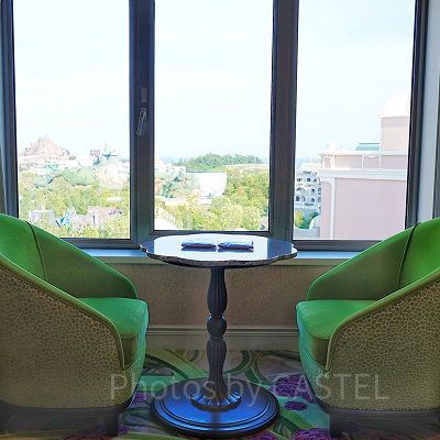 窓のそばにあるソファチェアとテーブル