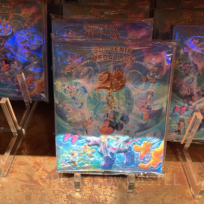 ディズニー　ディズニーシー　スーベニアメダルケース　20周年 Amazon.co.jp: ミッキー＆フレンズ スーベニアメダルケース