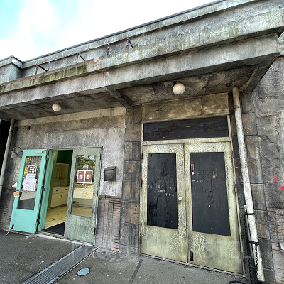 「絶凶・戦慄迷宮」のすぐ近くにあるお土産屋さん「慈急堂薬局」