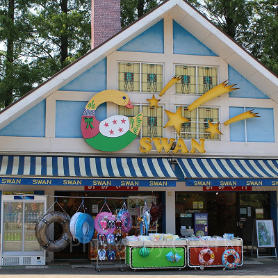 東ゲートすぐ近くのおみやげショップ、SWAN