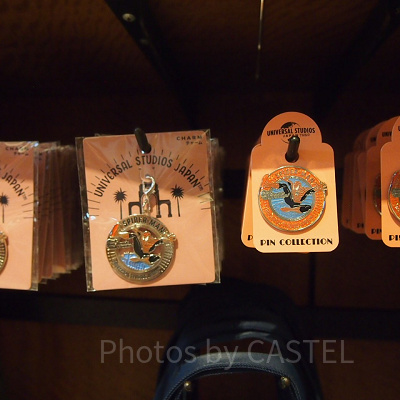 スパイダーマンのチャーム（左）とピンバッジ（右）