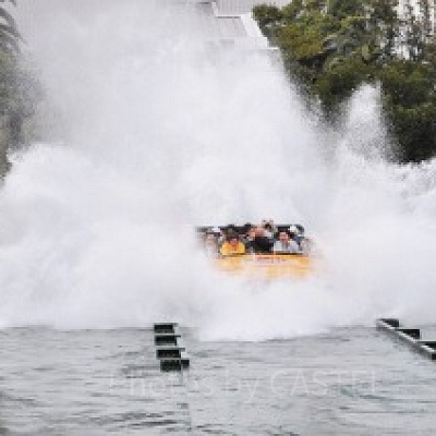 「ジュラシック・パーク・ザ・ライド」のスプラッシュ・ダウンの様子