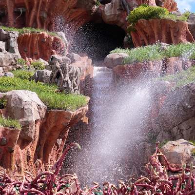 スプラッシュ・マウンテン“びしょ濡れMAX”の水飛沫(2024年撮影)