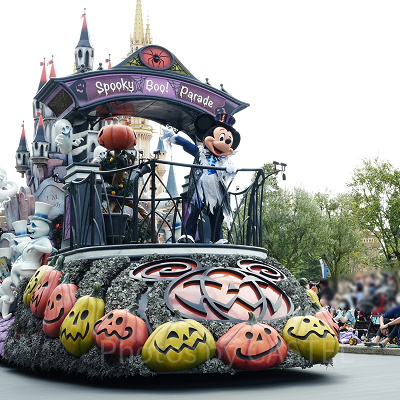 「スプーキー”Boo!”パレード」のシンデレラ城フロート(正面)