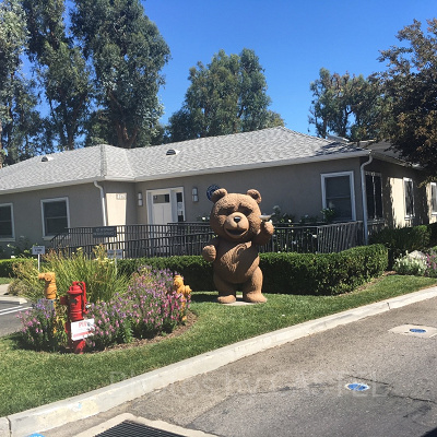 最初はテッドの映画セットから見学