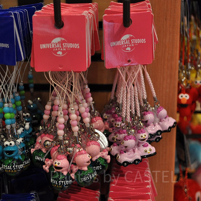 ストラップ：モッピー×ユニバーサルグローブ（左）とモッピー×クルマ（右）