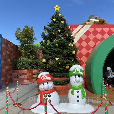 スーパー・ニンテンドー・ワールド入口のツリーと雪だるまマリオ&ルイージ
