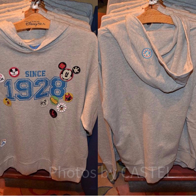 缶バッチ付きトレーナー